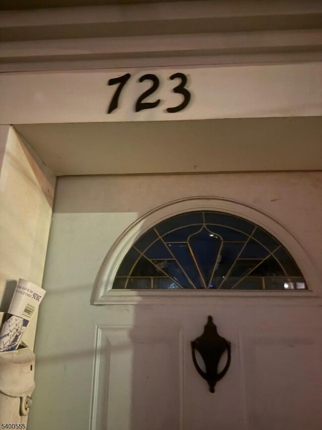 Building Photo - 723 Thomas St