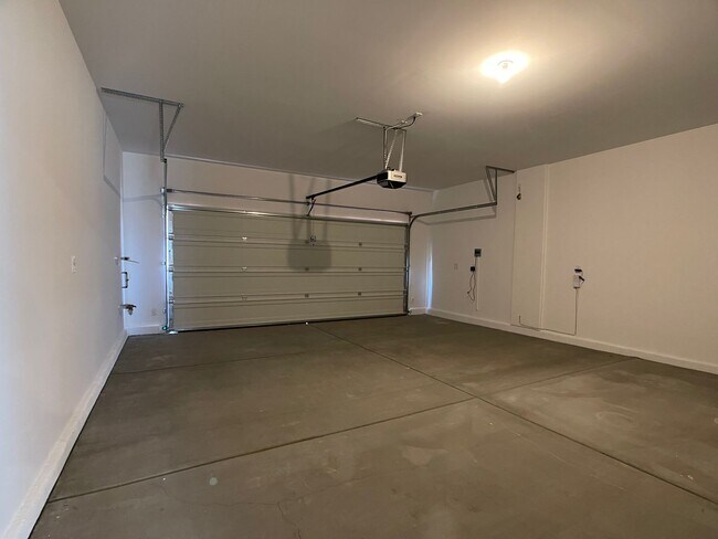 Building Photo - Brand New, Never Lived in House, located in the Southwest!