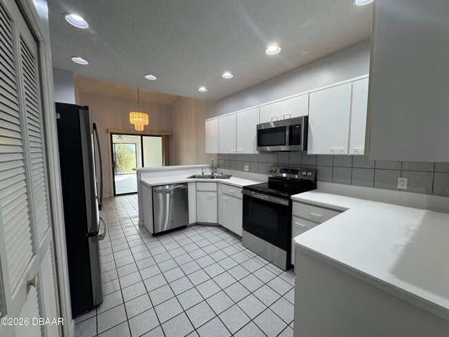 Building Photo - 1921 Sprucewood Way