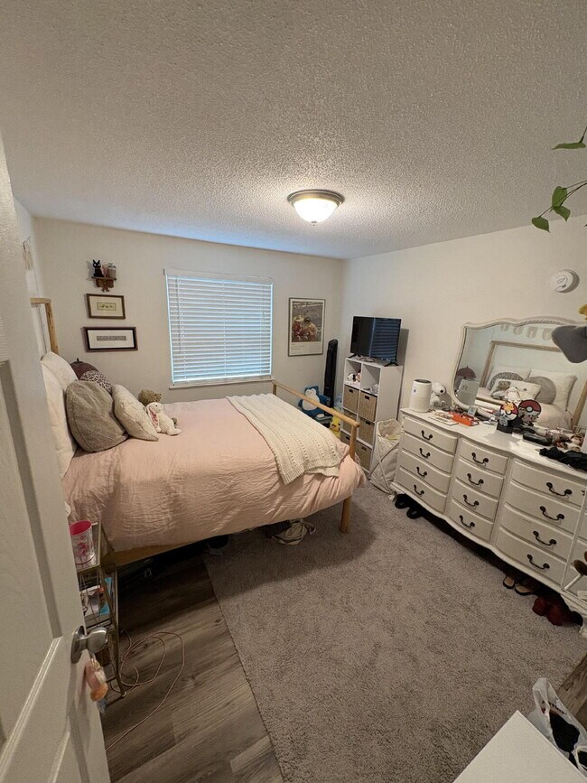 Building Photo - Apartment For Rent! In Unit Laundry!