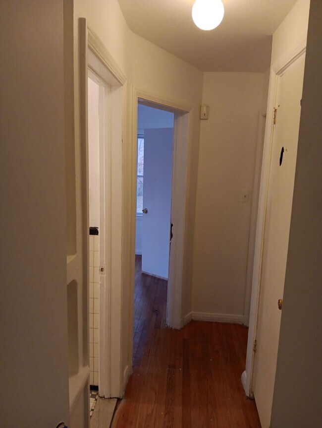 Building Photo - Quaint 3 bedroom home