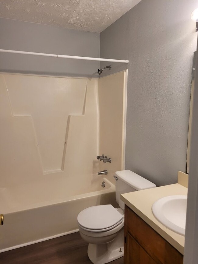 Building Photo - 2 Bedroom, 1 bath apartment - Downstairs Unit