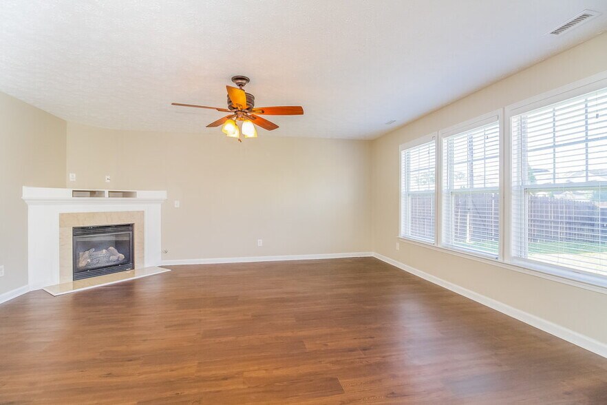 Building Photo - 801 Brooksdale Dr