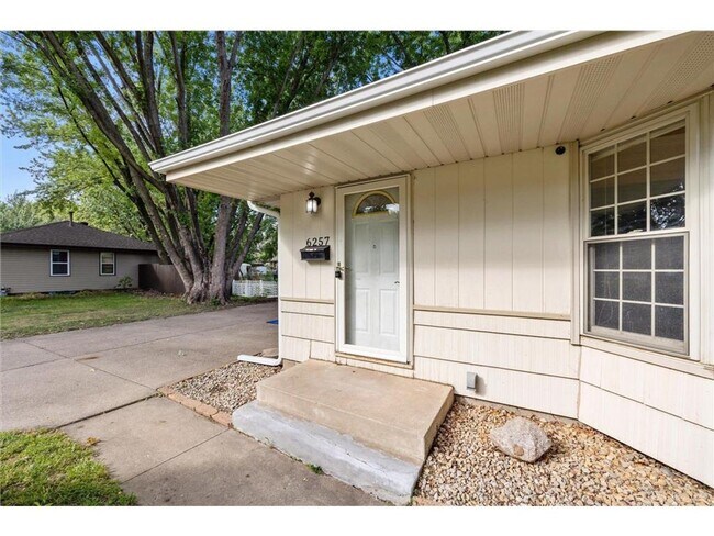 Building Photo - 4 Bed - 2 Bath Brooklyn Park Home with Lar...
