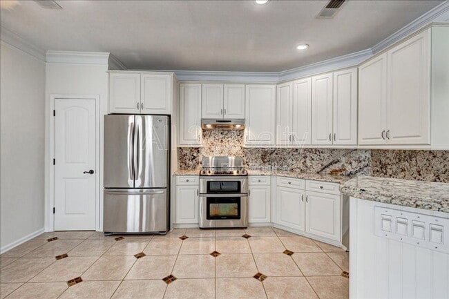 Building Photo - 1033 Pinehurst Dr
