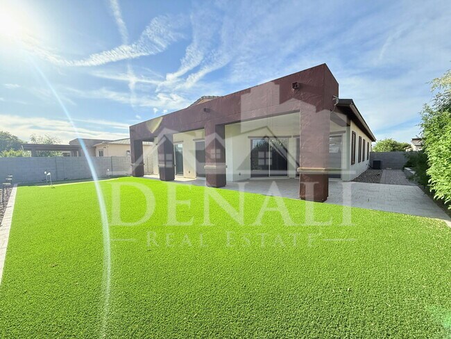 Building Photo - 1153 E Nolan Pl