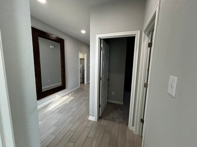 Building Photo - 3BR/2BA single-family home with fenced yard and attached garage in Jarrell, TX.