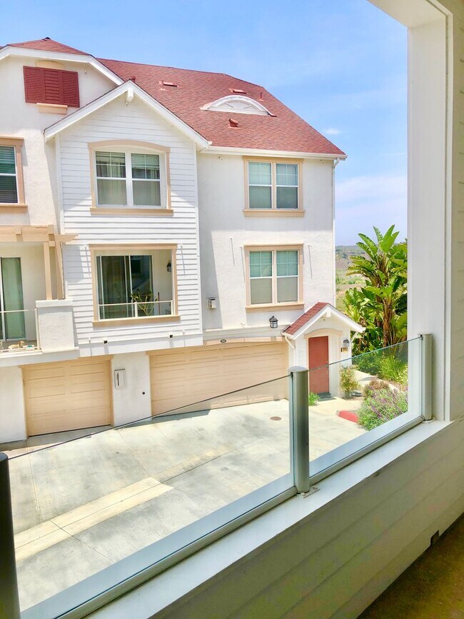 Building Photo - Beautifully Upgraded & Appointed End Condo...