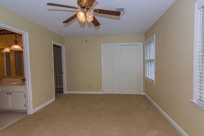 Building Photo - Spacious 3-Bedroom, 2-Bath Condo Available!