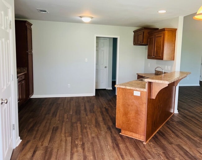 Building Photo - 1372 Lovers Lane Rd