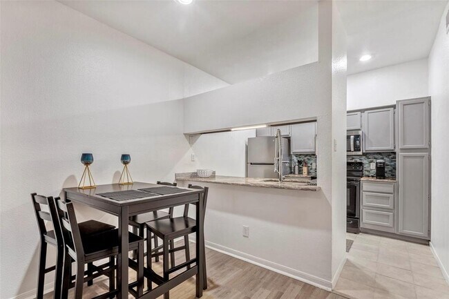 Building Photo - 2121 El Paseo St