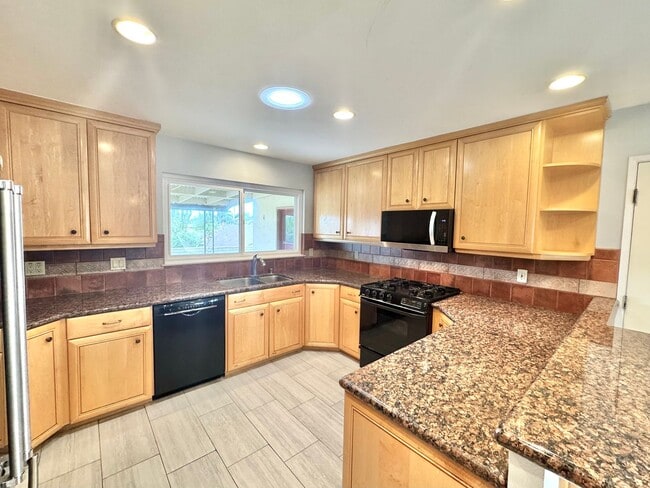 Building Photo - Beautiful 3bd/2ba HOUSE in Clairemont Mesa! 2-car Garage, AC, laundry, patio, VIEWS!
