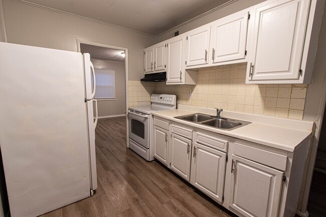Building Photo - $500 off 1st full months rent. 3 Bedroom/1...