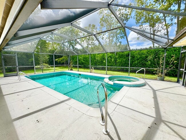 Building Photo - ** BERKSHIRE LAKES ** 3 BED + DEN / 2.5 BA...