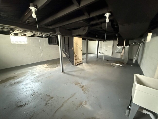 Building Photo - Freshly Renovated 3-Bedroom Home – Quality...