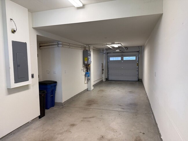 Building Photo - Executive Milpitas Townhome