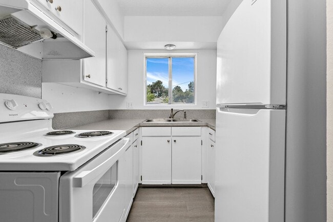 Building Photo - 1 bedroom 1 bathroom upstairs 4 plex unit available 05/18/2026