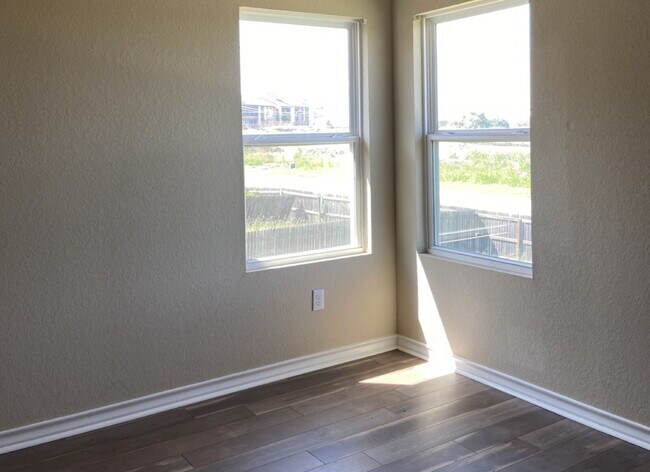 Building Photo - "Spacious 3-Bed Condo with Granite Countertops & 2.5 Baths in Prime San Antonio Location!"