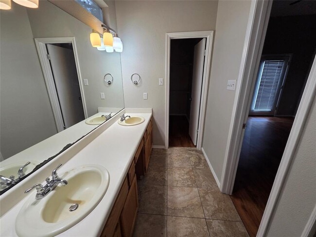 Building Photo - 3001 Rochelle Dr