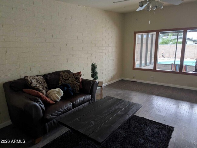 Building Photo - 717 E Granada Dr