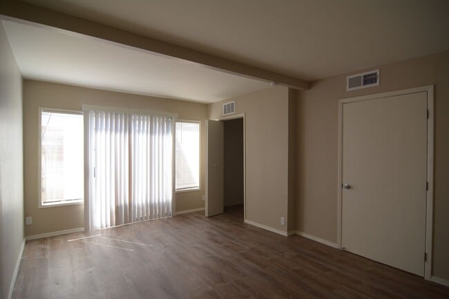 Building Photo - Remodeled 2 Bedroom 1 Bath House! (Back Unit) Central Tucson Location!