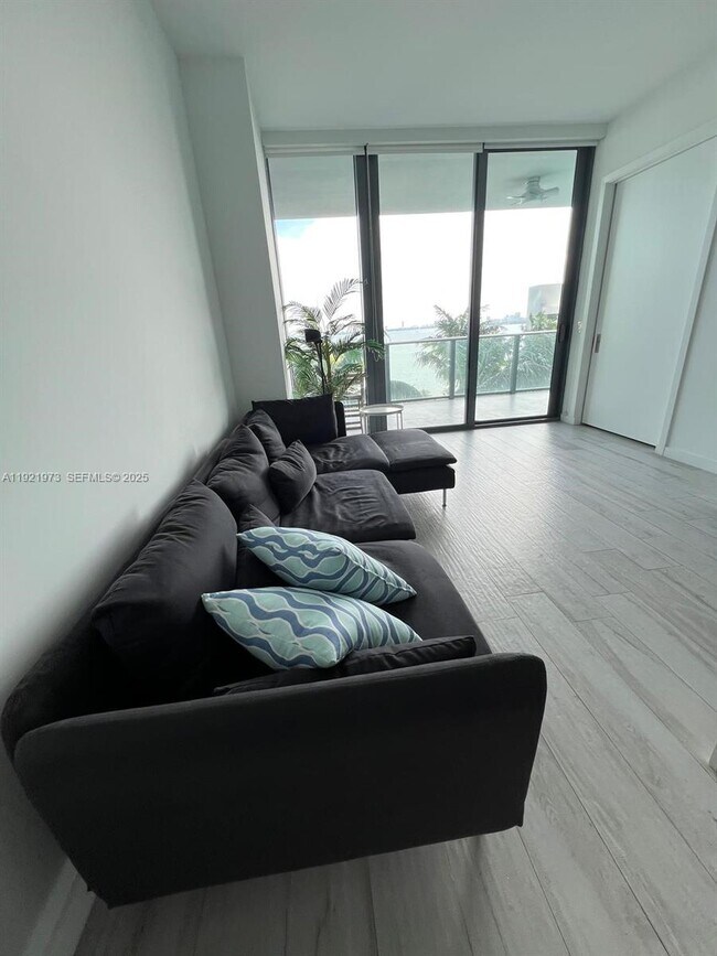 Building Photo - 480 NE 31st St