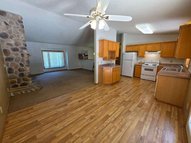 Building Photo - 4 Bedroom 2 Bathroom Home on 5 Acres with Shop, New Deck & Attached Garage
