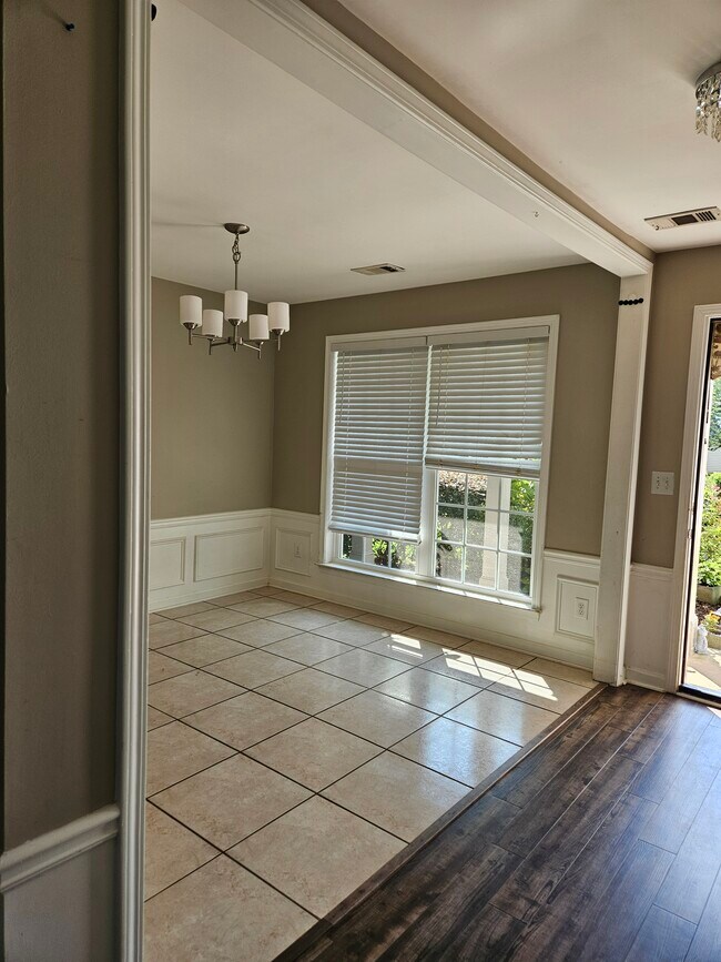 Building Photo - 415 Cadeleigh Ct