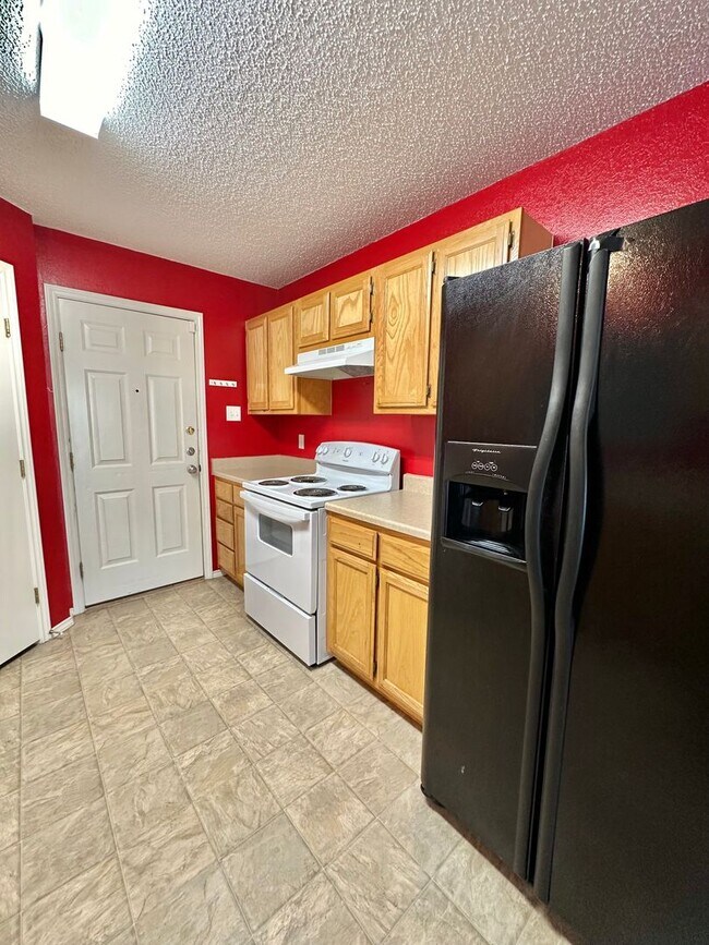 Building Photo - COMING AUGUST 2026 - 5 Bedroom Home in PaulAnn Neighborhood!
