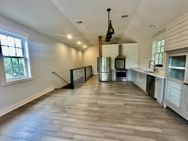 Building Photo - Large Modern Loft Home in Downtown Bluffton!
