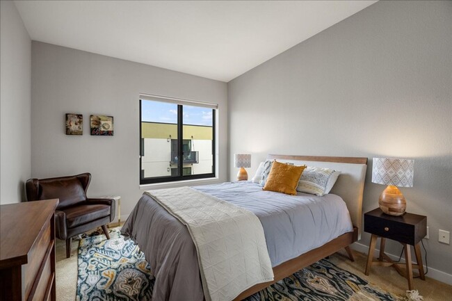 Building Photo - Top Floor 2 Bedroom Flat for Rent at Plant...