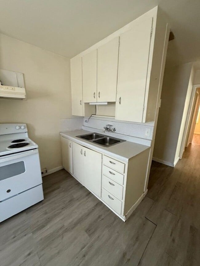 Building Photo - 2 Bedroom, 1 bath Duplex