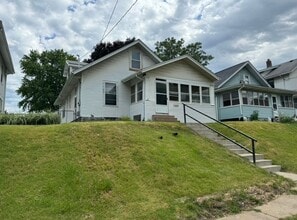 Building Photo - Large Augustana Rental Home
