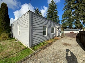 Building Photo - South Tacoma 1bdr w/ separte drive & huge fenced yard