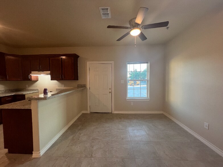 Building Photo - 2904 E Lyon St