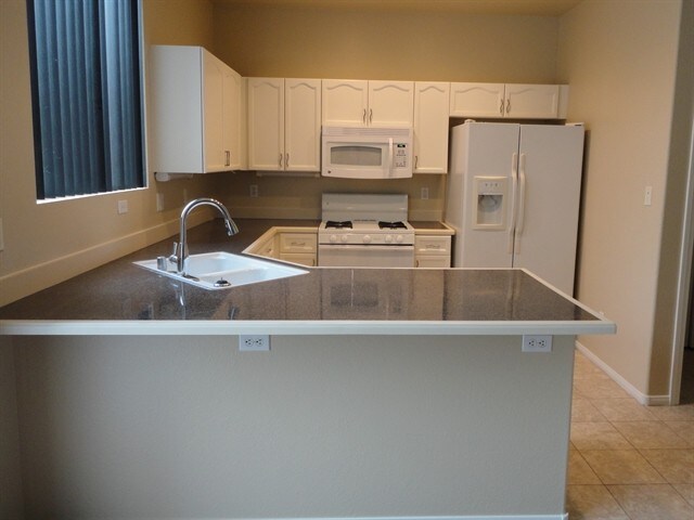 Building Photo - 922 Country Skies Ave