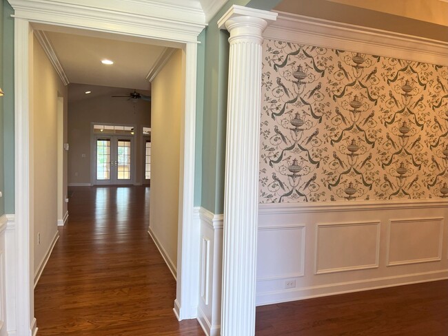 Building Photo - MARKET COMMON - 3 BEDROOM, 2.5 BATH HOME A...