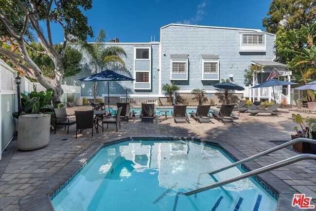 Building Photo - 3516 Vía Dolce