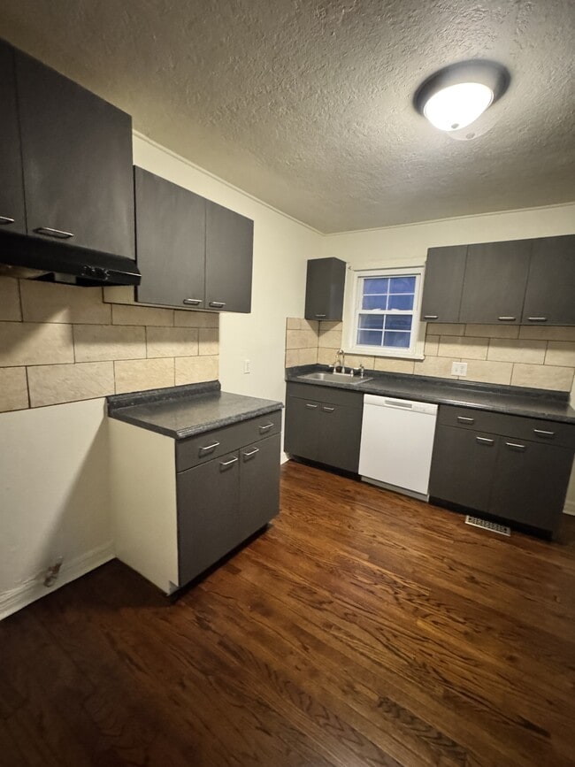 Building Photo - 3305 Pioneer Ave