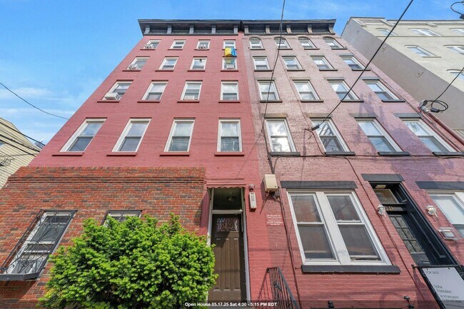 Primary Photo - 233 Grand St
