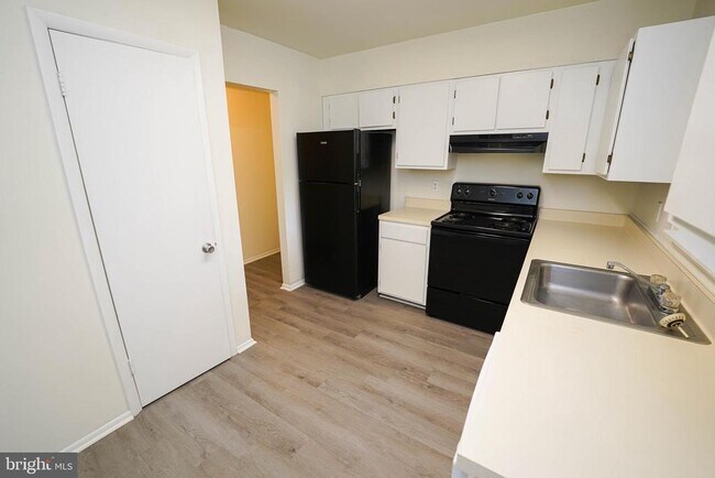 Building Photo - 802 College Ln