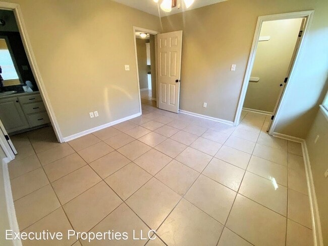 Building Photo - Spacious 2-Bedroom Duplex Near McNeese Sta...