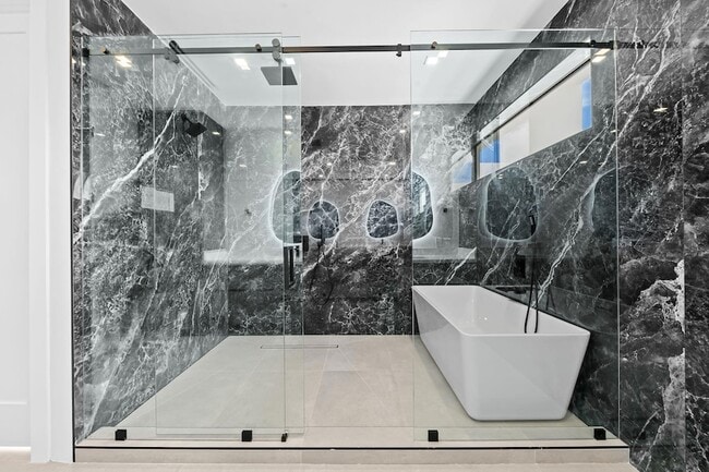 Building Photo - 2324 SW 26th St