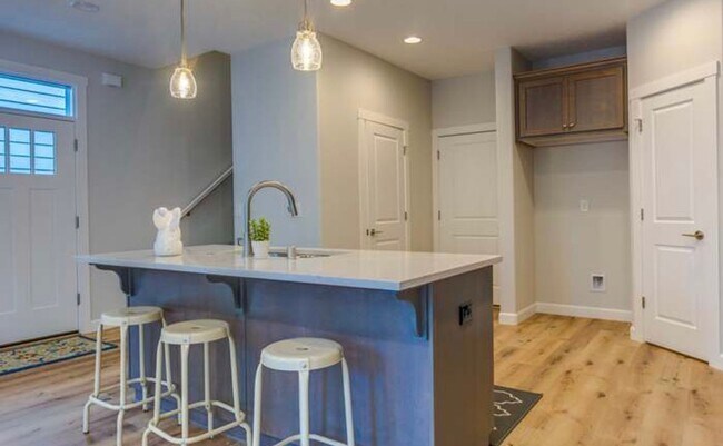 Building Photo - Beautiful home in gated community