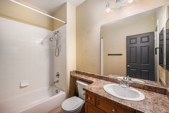 Building Photo - Spacious 2 bedroom home in the heart of Heather Ridge!