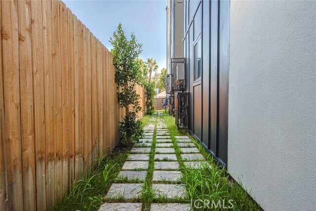 Building Photo - 10719 Addison St