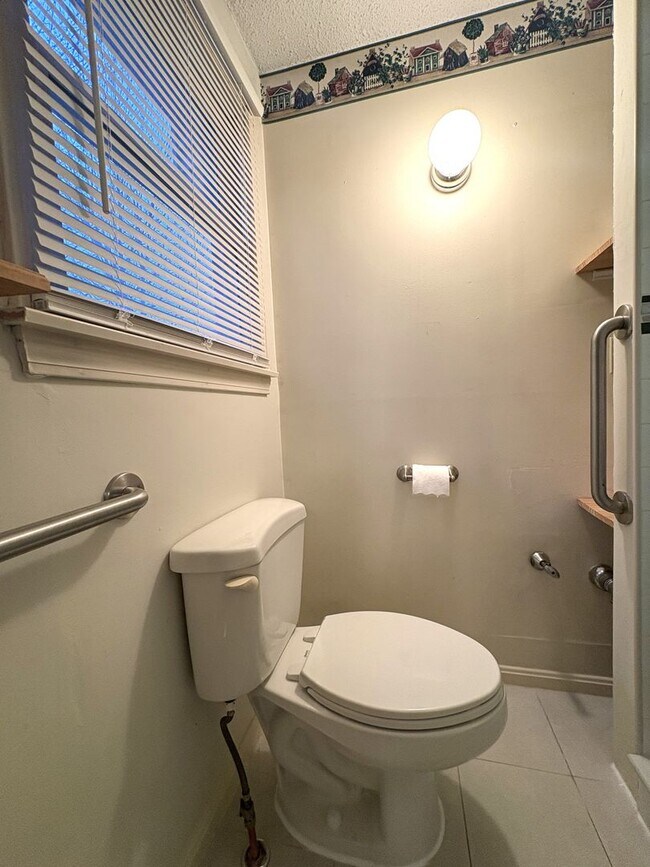 Building Photo - Spacious 3 Bedroom, 2 Bath Townhouse with In-Unit Laundry in Lowell, MA