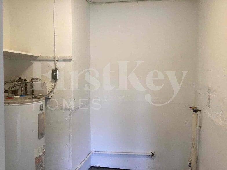 Building Photo - 3549 SW 16th St