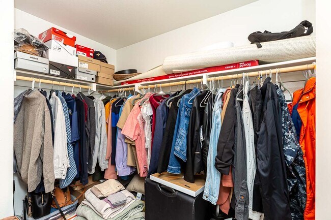 Building Photo - LIGHT & BRIGHT 2 BEDROOM W/GARAGE & LAUNDR...