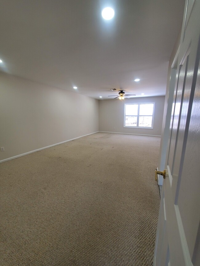 Building Photo - 20 Druid Ln